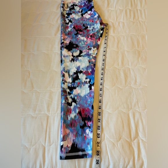Fabletics 💜🤍🩵 Mid-Rise Printed PowerHold pants. - Picture 6 of 11
